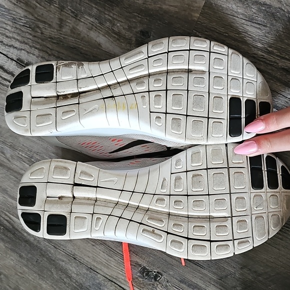 Nike Women's White and Pink Running Shoes - Picture 3 of 4